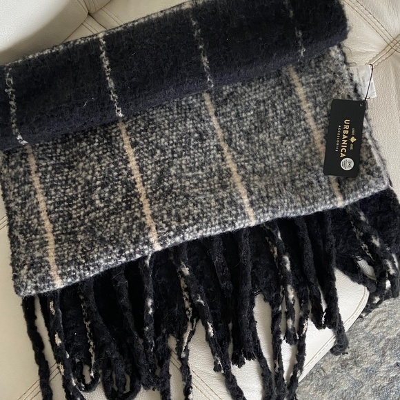 Urbanica Blanket Scarf NWT - Picture 2 of 4